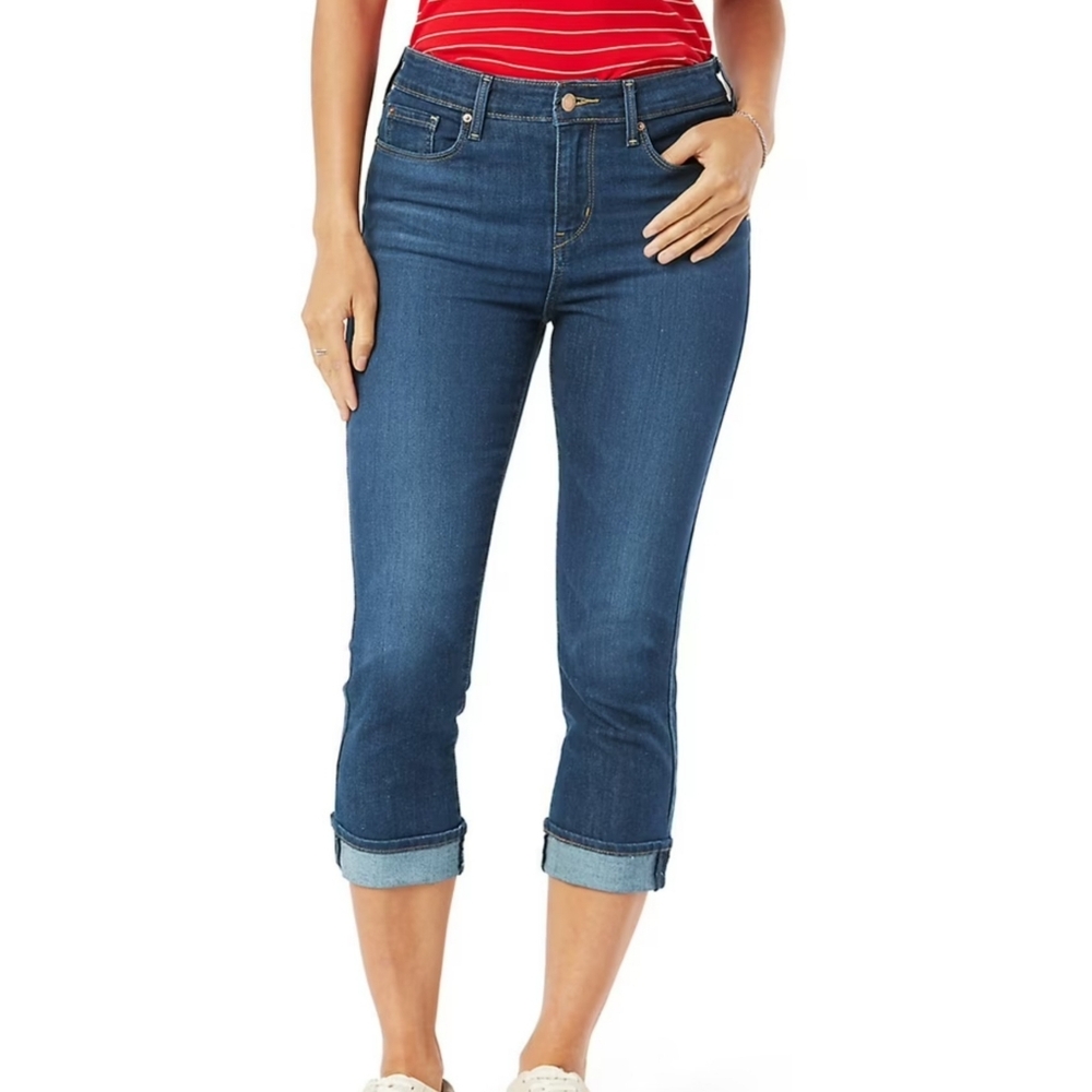Levi Strauss Signature Mid-rise Capri Medium Wash Size 6